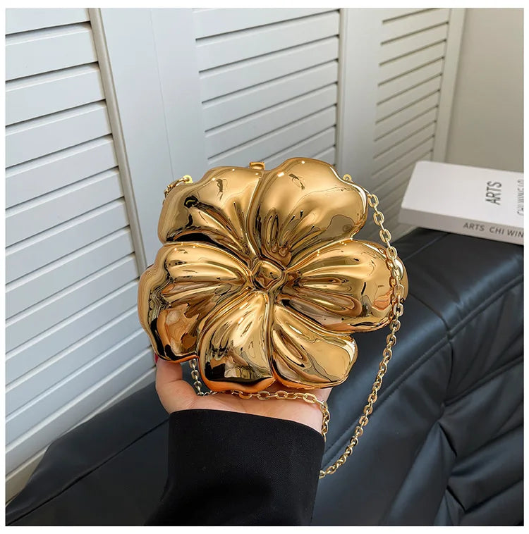 Bolsa de Ombro Feminina Metálica com Formato de Flor Acrílico