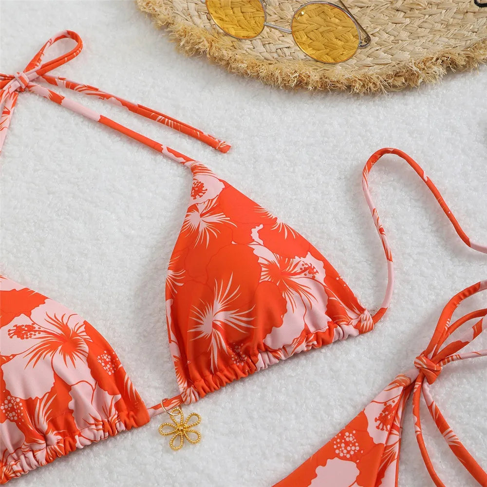 Conjunto de biquíni floral com pingente 2025