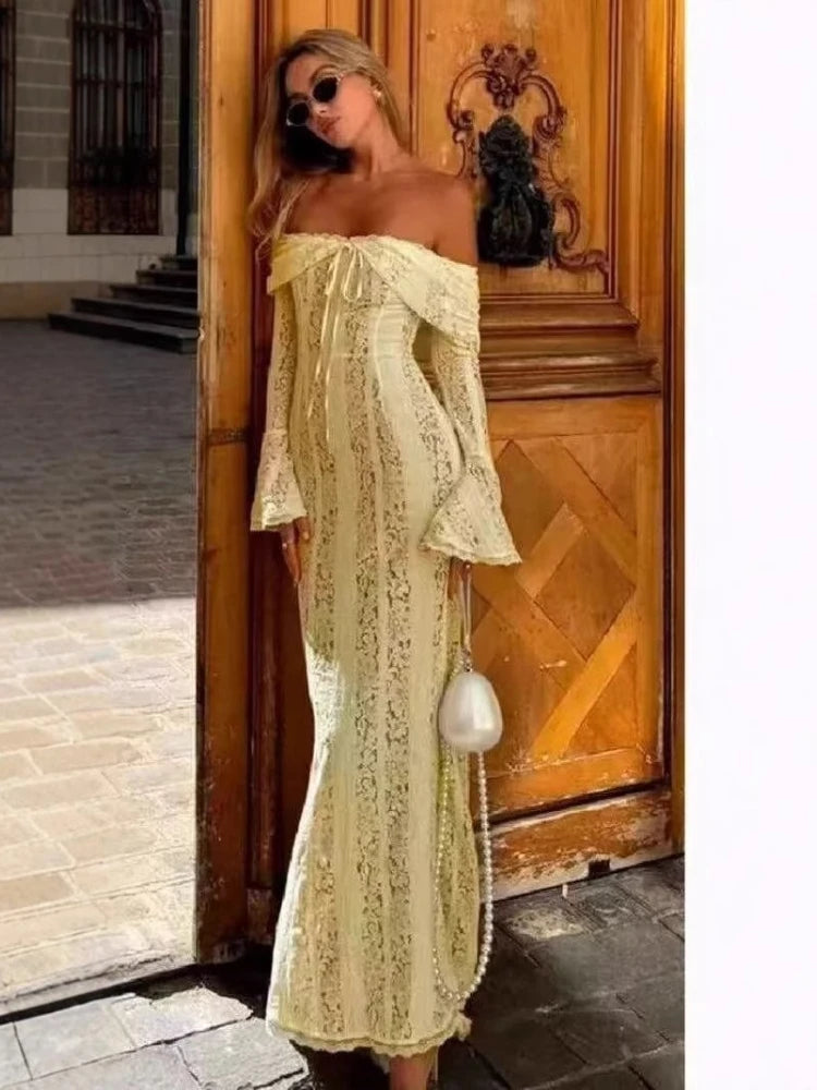 Vestido Longo Justo, com Detalhe de Laço em Renda, Ombros Descobertos, Manga em Sino