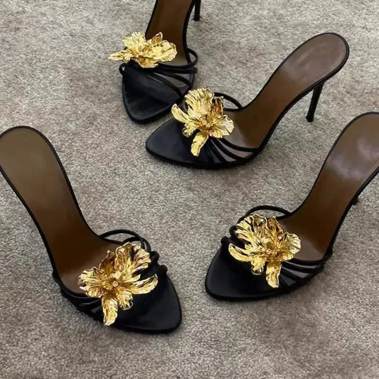 Salto Alto, Decoradas com Flores Douradas, Couro Preto Vintage, Estilo Sexy