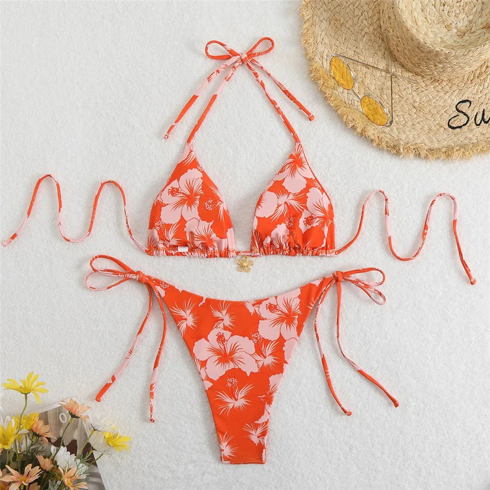 Conjunto de biquíni floral com pingente 2025