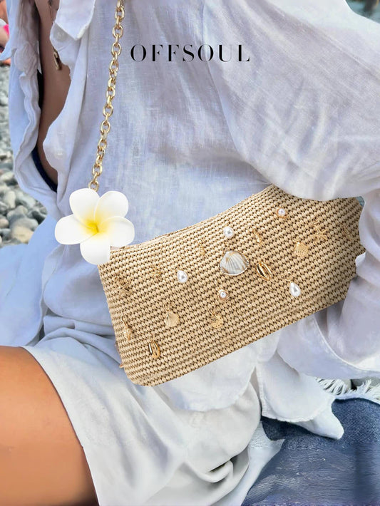 Bolsa de praia artesanal de conchas com alça única.
