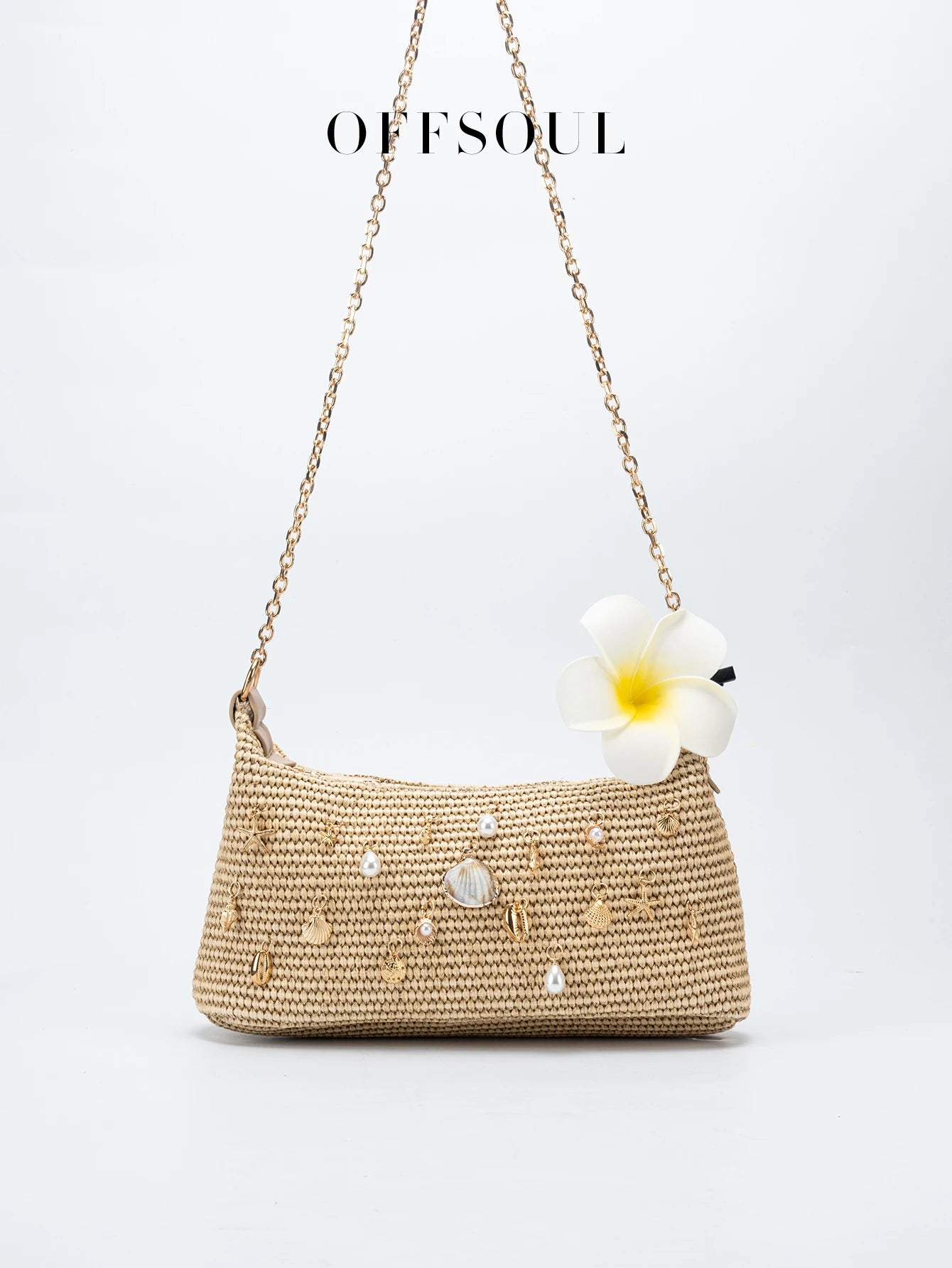 Bolsa de praia artesanal de conchas com alça única.