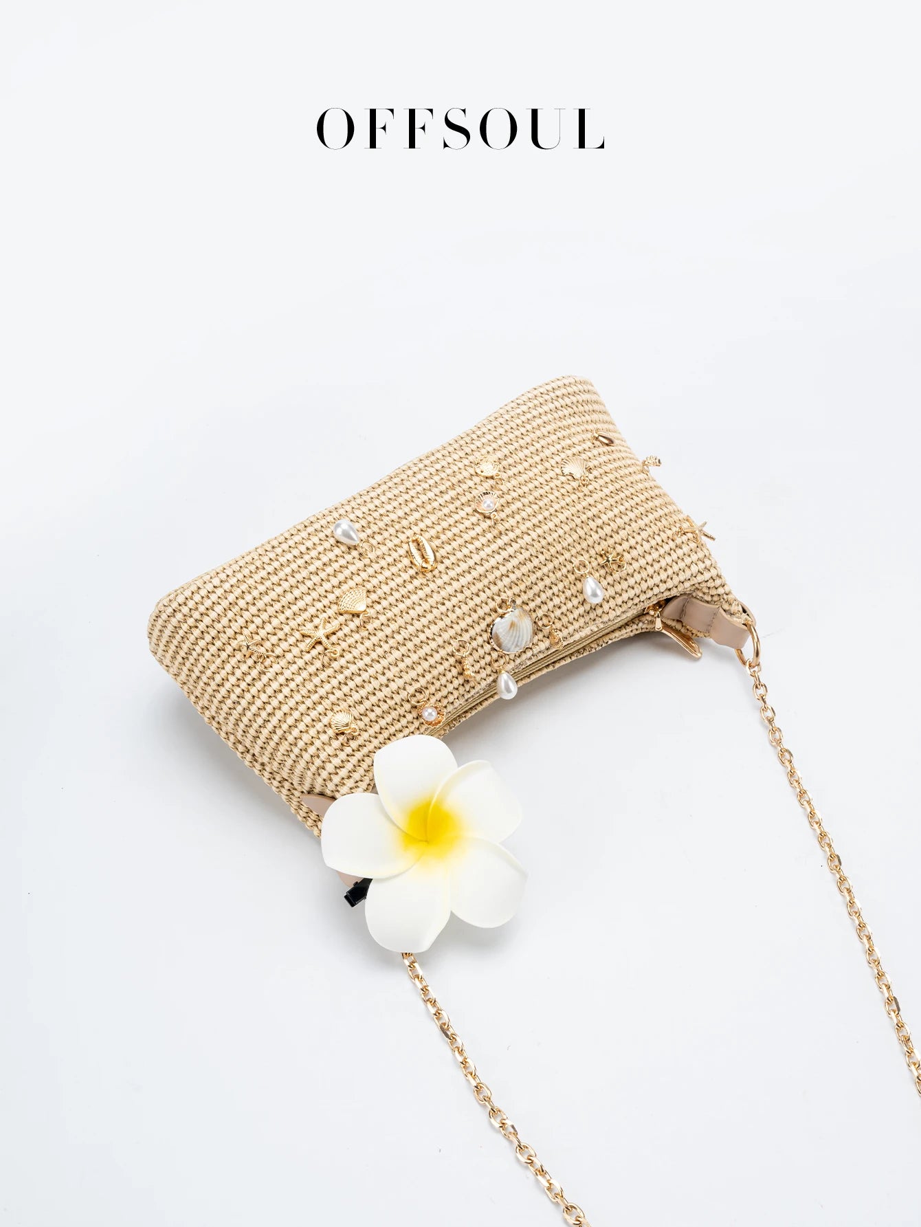 Bolsa de praia artesanal de conchas com alça única.