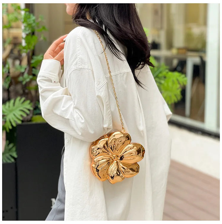 Bolsa de Ombro Feminina Metálica com Formato de Flor Acrílico