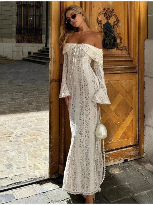 Vestido Longo Justo, com Detalhe de Laço em Renda, Ombros Descobertos, Manga em Sino