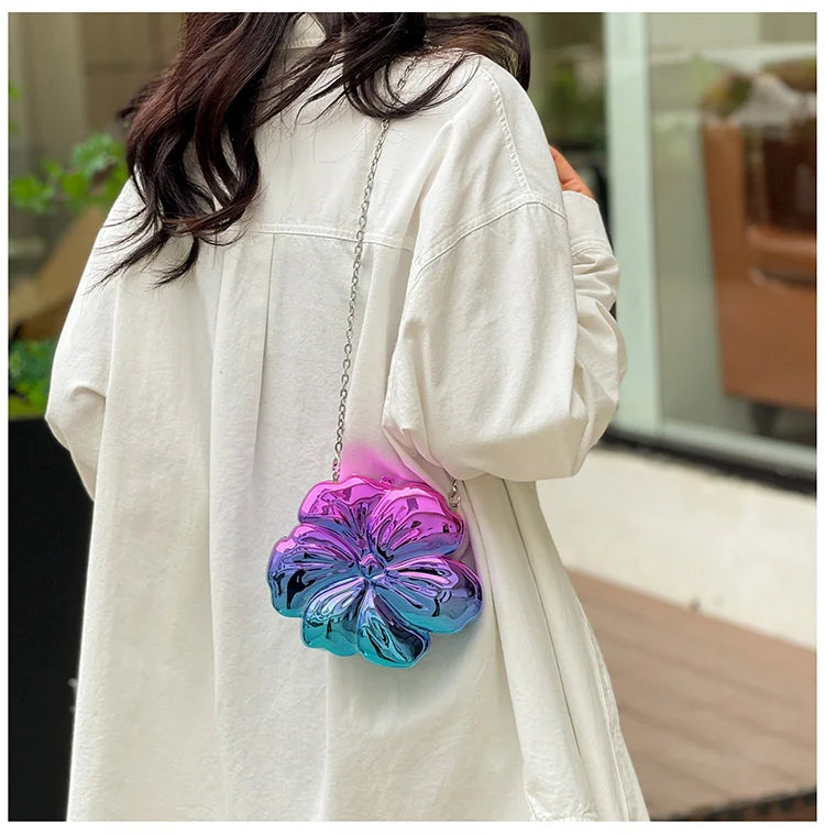 Bolsa de Ombro Feminina Metálica com Formato de Flor Acrílico