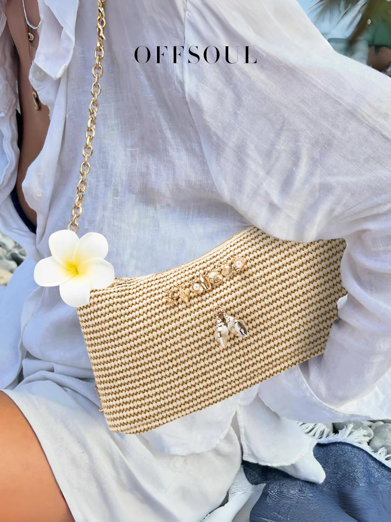 Bolsa de praia artesanal de conchas com alça única.