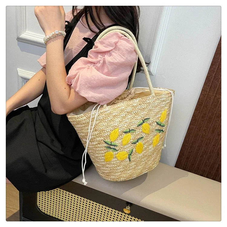 Bolsa de ombro de palha cor sólida com bordado de frutas