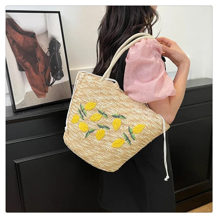 Bolsa de ombro de palha cor sólida com bordado de frutas