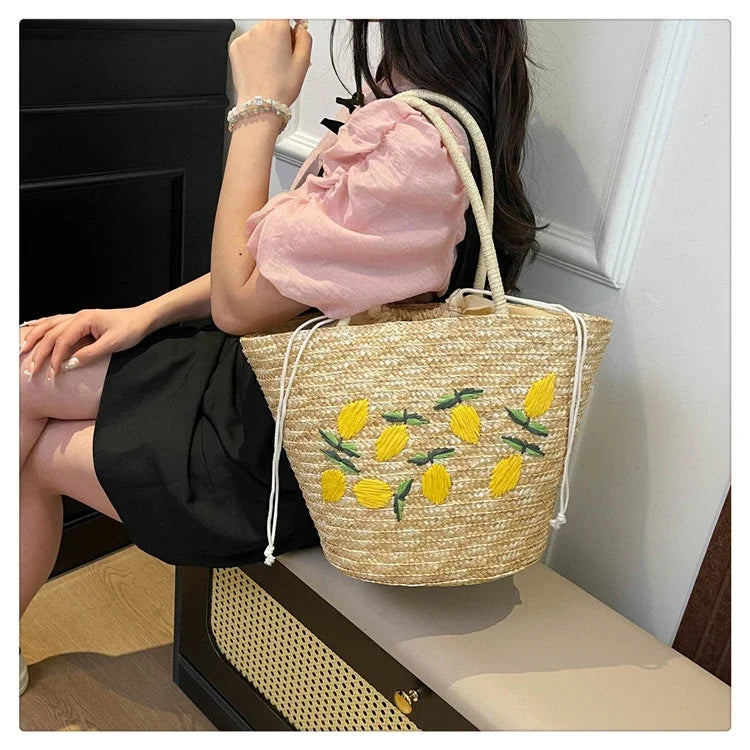 Bolsa de ombro de palha cor sólida com bordado de frutas