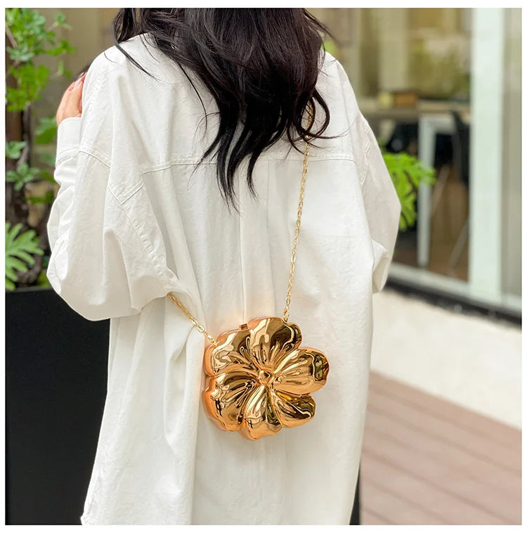 Bolsa de Ombro Feminina Metálica com Formato de Flor Acrílico