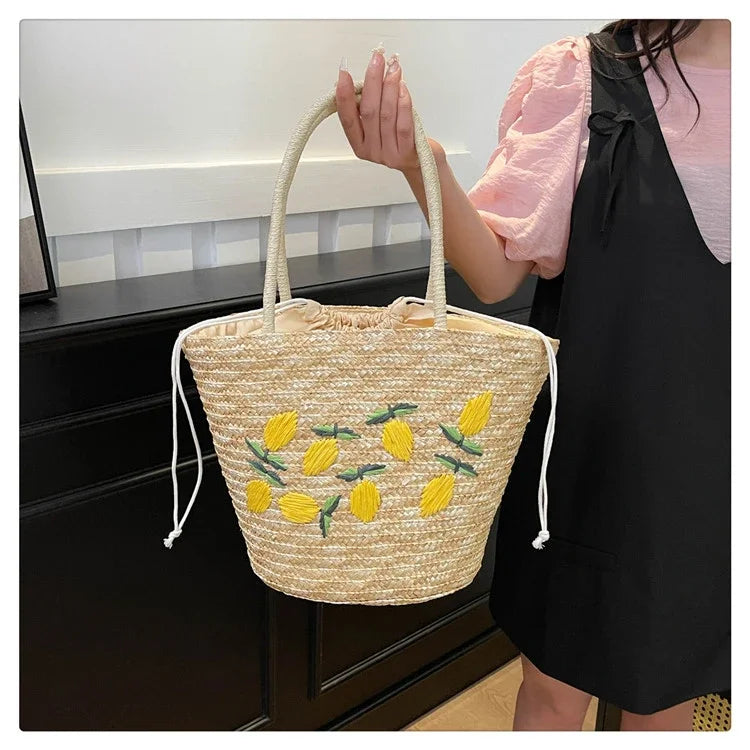 Bolsa de ombro de palha cor sólida com bordado de frutas