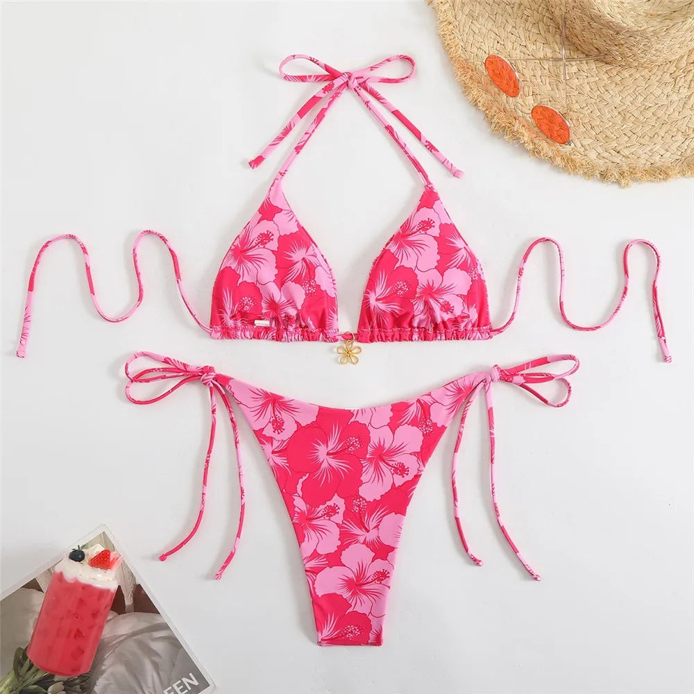 Conjunto de biquíni floral com pingente 2025