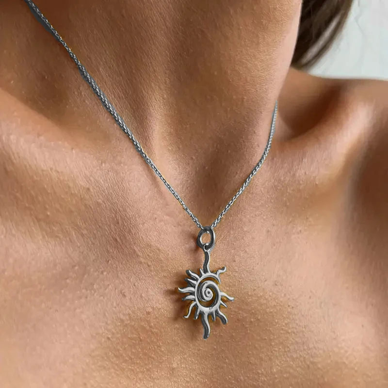 Colar Vintage Feminino com Pingente de Sol
