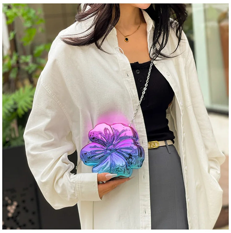 Bolsa de Ombro Feminina Metálica com Formato de Flor Acrílico