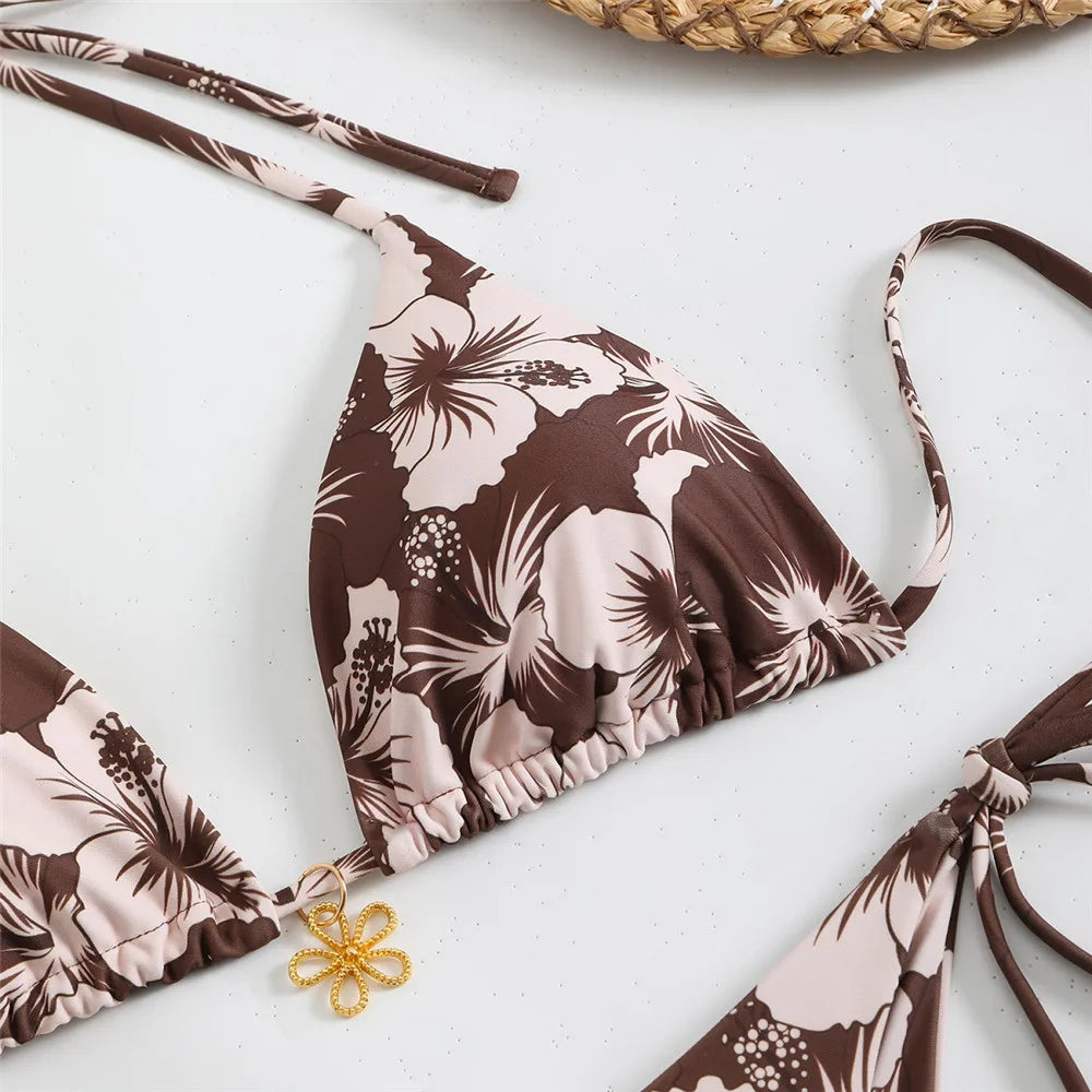 Conjunto de biquíni floral com pingente 2025