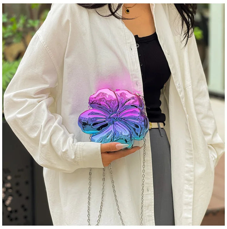 Bolsa de Ombro Feminina Metálica com Formato de Flor Acrílico