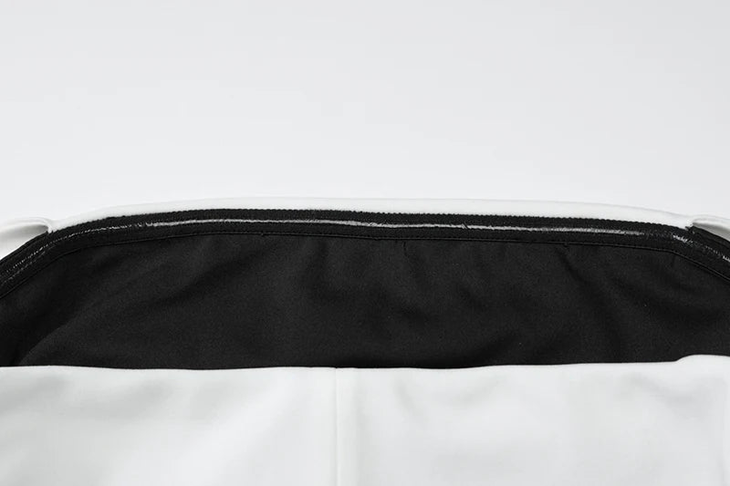 Vestido comprido sem alças, com drapeado e franzido lateral, elegante