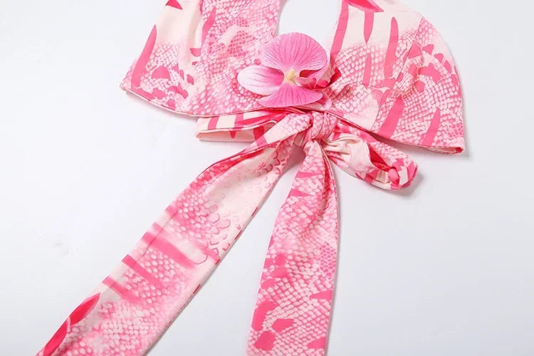 Conjunto de 2 Peças , Top Curto Halter com Decoração de Flores e Colar de Pérolas + Saia Justa