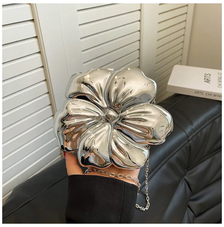 Bolsa de Ombro Feminina Metálica com Formato de Flor Acrílico