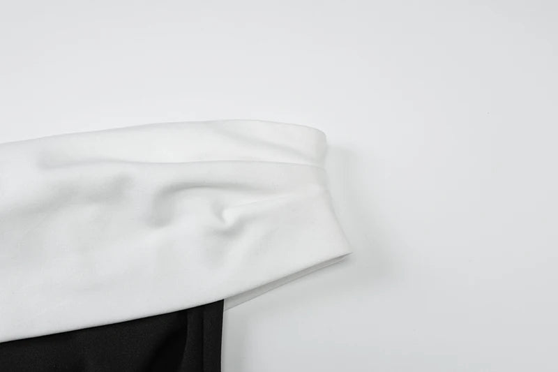 Vestido comprido sem alças, com drapeado e franzido lateral, elegante