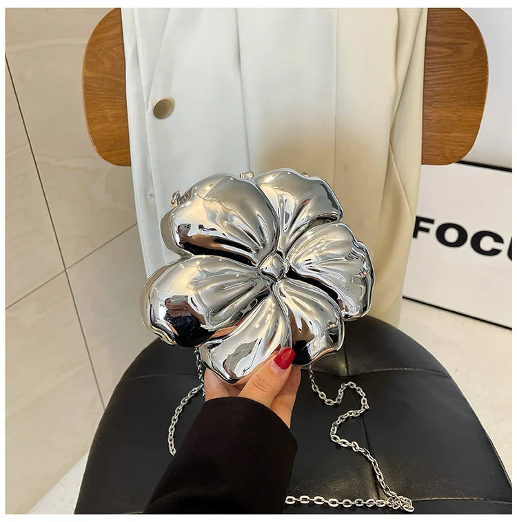 Bolsa de Ombro Feminina Metálica com Formato de Flor Acrílico